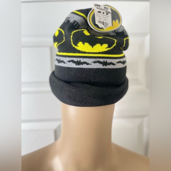 Batman Black and Yellow Beanie Hat - Picture 4 of 4